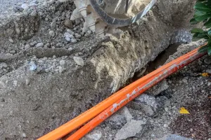 Nowoczesny przenośny agregat prądotwórczy na tarasie przy domu jednorodzinnym o zmierzchu, w spokojnym ogrodzie.