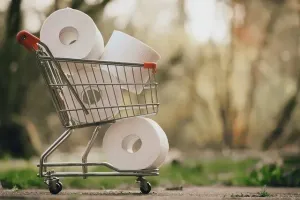 Manekin do prasowania koszul z białą, wyprasowaną koszulą w jasnej, przytulnej pralni domowej.