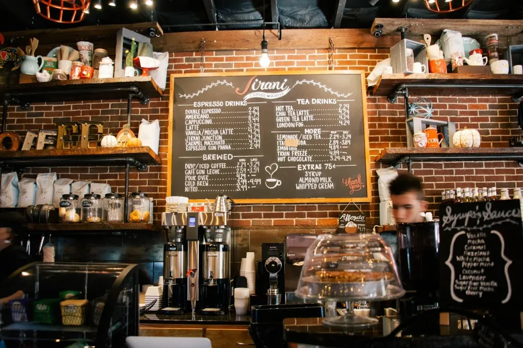 Barista przygotowuje świeżą kawę w profesjonalnym ekspresie w przytulnej kawiarni.